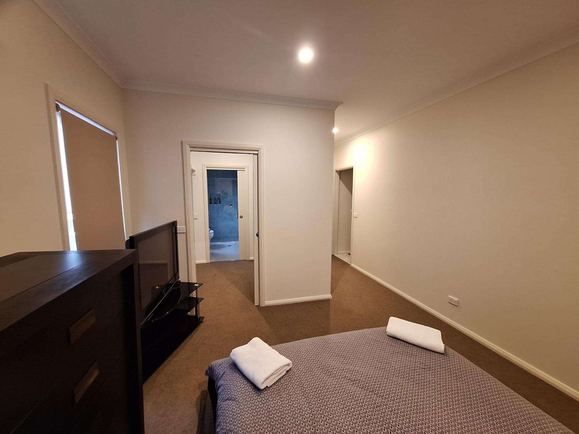 Serene Holiday Home-4 Bedroom Ensuite Home Canberra Esterno foto