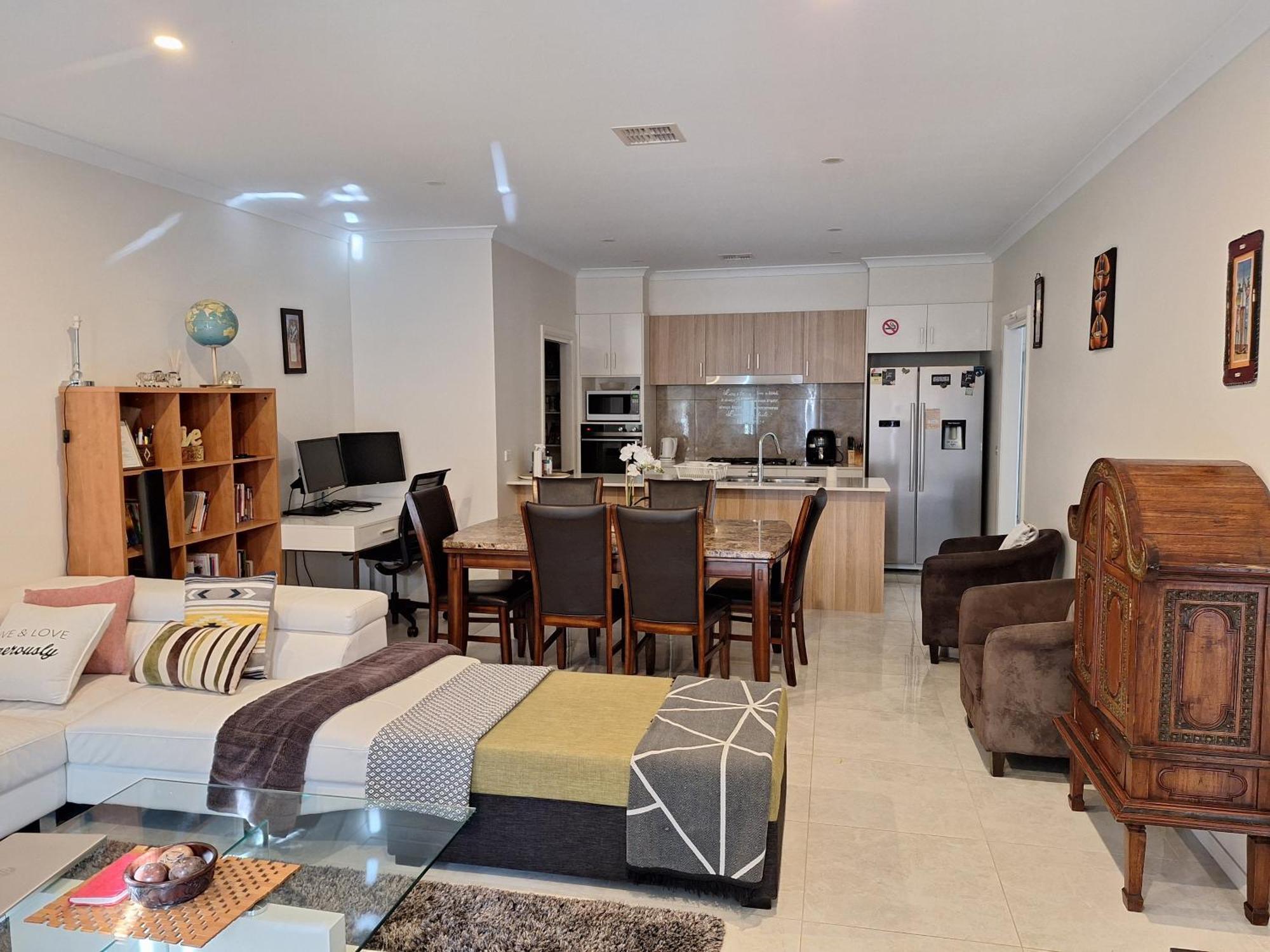 Serene Holiday Home-4 Bedroom Ensuite Home Canberra Esterno foto